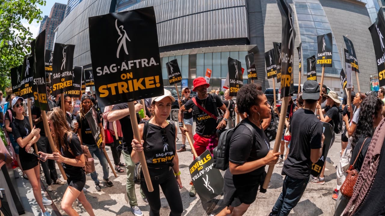 Members of SAG-AFTRA and other union supporters picket in New York. Pic: 